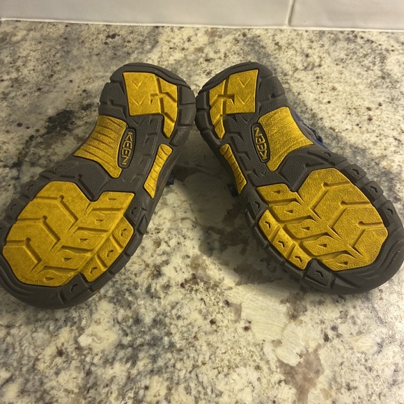 Keen Water Sandals Boys size 13 - Picture 4 of 4